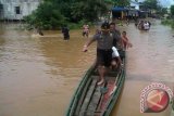 Kapolres Sekadau AKBP Agus Triatmaja meninjau lokasi yang terkena banjir di Kecamatan Nanga Taman, Rabu pagi. Setidaknya ada sembilan desa yang terkena banjir akibat meluapnya Sungai Taman dan Sungai Mentuka sejak Rabu dini hari (11/12). Foto Tim/Arkadius Gansi