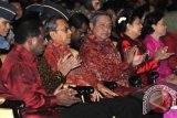 Presiden Susilo Bambang Yudhoyono (tengah) didampingi Ibu Ani Yudhoyono (kedua kanan), Wapres Boediono (kedua kiri), Ibu Herawati Boediono (kanan) dan Ketua Umum Perayaan Natal Nasional 2013 Balthasar Kambuaya (kiri) menghadiri Puncak Perayaan Natal Nasional 2013 di JCC Senayan, Jakarta, Jumat (27/12). Tema perayaan Natal tahun ini yakni Datanglah Ya Raja Damai. ANTARA FOTO/Andika Wahyu