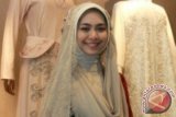 Artis dan penulis Oki Setiana Dewi berfoto saat fitting baju pernikahannya di Kemang Square, Jaksel, Kamis (26/13). Oki dan pasangannya akan melangsungkan akad dan resepsi pernikahan pada 12 Januari mendatang di gedung ESQ Menara 165, Granada Jakarta dan di Batam pada 19 Januari mendatang. ANTARA FOTO/Muhammad Adimaja