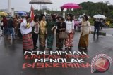 Perwakilan dari Perempuan Lintas Iman memperingati Hari Ibu di depan Istana Merdeka, Jakarta Pusat, Minggu (22/13). Aksi tersebut mendesak pemerintah untuk menekan diskriminasi terhadap perempuan. ANTARA FOTO/Fanny Octavianus/wra/13.