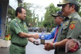 Martapura, 24/12 - Bupati Banjar Sultan H Khairul Saleh menyerahkan penghargaan Perpamsi Award 2013 kepada H. M Rifqie Basri di  Halaman Pemkab Banjar saat Apel Gabungan Pemerintah Kabupaten Banjar  Senin, (23/12) disaksikan langsung Oleh Seluruh Pejabat Lingkup Pemerintah Kabupaten Banjar, Direktur BUMD Kabupaten Banjar, PNS Pemkab Banjar dan Lainnya.Perusahaan Daerah Air Minum Intan Banjar hingga kini memiliki jumlah pelanggan sebanyak 30.000 lebih sehingga dapat penghargaan.(Foto ANTARA/ronie/yani/humas)