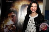 Pemeran Film 99 Cahaya Di Langit Eropa Raline Shah menyapa sejumlah penikmat film pada temu pemeran Film "99 Cahaya Di Langit Eropa" di Medan, Sumut, Jumat (13/12). Film yang diangkat dari novel berjudul sama karya Hanum Salsabila Rais tersebut bercerita sebuah perjalanan spritual di balik suka duka tinggal di Eropa, dirilis pada 5 Desember 2013. ANTARA FOTO/Septianda Perdana