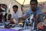 Sejumlah siswa Tsanawiyah As-sa'adah mengenalkan robot hasil rakitannya pada Gebyar Teknologi Robotik karya siswa madrasah se Banten, di Kawasan Pusat Pemerintah Provinsi banten (KP3B), Curug, Serang, Jum'at (6/12). Pameran yang digelar jajaran Pondok Pesantren dan Madrasah itu dimaksudkan untuk merangsang daya kreativitas para siswa dan santri. ANTARA FOTO/Asep Fathulrahman