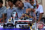 Sejumlah siswa Tsanawiyah As-sa'adah mengenalkan robot hasil rakitannya pada Gebyar Teknologi Robotik karya siswa madrasah se Banten, di Kawasan Pusat Pemerintah Provinsi banten (KP3B), Curug, Serang, Jum'at (6/12). Pameran yang digelar jajaran Pondok Pesantren dan Madrasah itu dimaksudkan untuk merangsang daya kreativitas para siswa dan santri. ANTARA FOTO/Asep Fathulrahman
