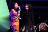 Penyanyi Rossa dan Yohana Febianti (X Factor) menyanyikan lagu berjudul "Aku Bukan Untukmu"saat tampil dalam peragaan busana "Revolutia de Moda" di Gedung Cakrawala, Malang, Jawa Timur, Sabtu (30/11). Dalam penampilannya, Rossa juga menyanyikan 6 lagu hits nya antara lain Atas Nama Cinta dan Tak Sanggup Lagi. ANTARA FOTO/Ari Bowo Sucipto