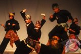 Perguruan Silat, Pamur Jakarta tampil dalam acara Festival Pencak Silat Indonesia yang diselenggaralan Masyarakat Pencak Silat Indonesia (MASPI) di GK. Sunan Ambu STSI Bandung, Jawa Barat, Sabtu (07/12). MASPI menyelenggarakan Festival Pencak Silat dengan tujuan mengembalikan tradisi Pencak Silat sebagai produk budaya Indonesia yang memiliki nilai ajaran luhur. Sekaligus memertahankan Seni Pencak Silat kepada masyarakat Indonesia, dari merebaknya seni beladiri dari luar negeri. ANTARA FOTO/Agus Bebeng