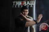 Aktor dan atlet pencak silat Iko Uwais memperlihatkan salah satu jurus ketika jumpa pers mengenai keikutsertaan film The Raid 2 Berandal dalam Festival Film Sundance di Jakarta, Kamis (12/12). Film eksyen yang mewakili Indonesia itu akan ditayangkan perdana dalam festival film Sundance ke-30 di Utah, Amerika Serikat pada 21 Januari 2014. ANTARA FOTO/Teresia May/ed/Spt/13