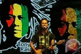 Penyanyi yang juga ikon musik reggae Indonesia, Tony Q Rastafara melantunkan sebuah lagu pada konser "Clavo Bold Nation" di halaman Istana Maimun Medan, Sumut, Sabtu (14/12) malam. Tony Q menghibur para penggemarnya dengan membawakan lagu hitsnya seperti Salam Damai, Anak Kampung, Republik Sulap dan Aku Ingin Jadi Presiden. ANTARA FOTO/Septianda Perdana