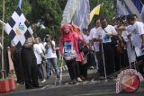 Sejumlah peserta disabilitas mengikuti Rally Tongkat Tuna Netra di Wiyataguna, Bandung, Jawa Barat, Kamis (19/12). Sekitar 500 tuna netra mengikuti rally tersebut yang dilakukan sebagai salah satu kegiatan dengan berkeliling kota Bandung serta untuk melihat sarana dan prasarana bagi para penyandang tuna netra yang masih belum layak dan belum tersedia. ANTARA FOTO/Novrian Arbi/wra/13