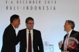 Menteri Perdagangan Gita Wirjawan (kiri) berbincang dengan Direktur Jenderal Organisasi Perdagangan Dunia (WTO) Roberto Azevedo (tengah) didampingi Juru Bicara WTO Keith Rockwell (kanan) seusai memberi keterangan kepada wartawan di BNDCC, Nusa Dua, Bali, Selasa (3/12). Menteri Perdagangan Gita Wirjawan optimistis Konferensi Tingkat Menteri (KTM) ke-9 WTO dapat meghasilkan "Paket Bali" yang berisi kesepakatan riil dari para anggota. ANTARA FOTO/M Agung Rajasa/wra/13.