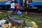 Jember (Antara Jatim) - Sejumlah penjual nasi pecel pincuk (dibungkus daun pisang) menjajakan nasi saat kereta api Probowangi berhenti di Stasiun Garahan, Silo, Jember, Jawa Timur, Kamis (2/1). Penjualan nasi pecel pincuk di stasiun tersebut menjadi daya tarik penumpang kereta api, sekaligus menjadi sumber perekonomian penjual nasi sekitar stasiun yang dijual Rp3.000 per pincuk. (FOTO Seno/14/edy)