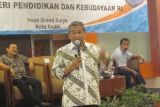 Kediri (Antara Jatim) - Menteri Pendidikan dan Kebudayaan M Nuh memberikan sosialisasi pelaksanaan kurikulum 2013 di sebuah hotel wilayah Kota Kediri, Jawa Timur, Sabtu (11/1). Pemerintah optimistis akan merealisasikan perubahan kurikulum karena dinilai berdampak positif baik pada murid ataupun guru. FOTO Asmaul Chusna 