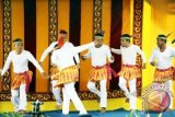 Group Seudati Syeh Gani memperlihatkan kebolehannya dalam memaikan tari Seudati di Lhokseumawe, Provinsi Aceh. Senin (30/12). Tari Seudati Aceh merupakan kesenian tari tradisional tertua yang terus dilestarikan. ANTARA FOTO/Rahmad/ss/pd/13