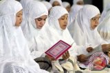 Warga membaca Surat Yasin dan berzikir ketika menyambut datangnya tahun baru 2014 di Mesjid Agung Islamic Center Lhokseumawe, Aceh, Selasa (31/12) malam. Warga diserukan untuk berzikir bersama di setiap mesjid untuk mengantisipasi tindakan hura-hura dan maksiat pada malam pergantian tahun. ANTARA FOTO/Rahmad/Koz/Spt/14.