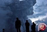 Beberapa warga melihat erupsi Gunung Sinabung, dari Kecamatan Simpang Empat, Karo, Sumut, Jumat (3/1) malam. Dalam beberapa hari ini aktifitas Gunung Sinabung terus meningkat dengan ditandai seringnya terjadi luncuran awan panas dan aliran lava ke lereng gunung. (ANTARAACEH.COM/Dedy Zulkifli)