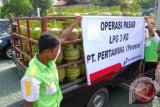 Pertugas pertamina mempersiapkan gas elpiji ukuran 3 kg saat melakukan operasi pasar di Banda Aceh, Kamis (9/12). Operasi Pasar gasl elpiji ukuran 3 kg untuk mengendalikan harga eceran di tingkat pengecer yang cenderung naik Rp18.000 hingga Rp22.000/tabung terkait tingginya permintaan pasca kenaikan harga elpiji ukuran 12 kg. ANTARAACEH.COM/Ampelsa/ss/pd/14<br />
9/1/2014 13:0
