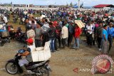 Ratusan pedagan ikan keliling atau muge menggelar aksi di Pelabuhan Perikanan Samudera, Lampulo, Banda Aceh, Sabtu (11/1). Mereka menuntut pemerintah Aceh perbaikan  jalan menuju pelabuhan yang masih berlumpur dan berbatu membahayakan keselamatan mereka saat mengendara mengangkut ikan, membebaskan dari pungutan parkir dan angkos angkut ikan yang masih tinggi.<br />
ANTARAACEH.COM/Ampelsa/14