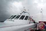 Calon penumpang yang gagal berangkat dengan kapal cepat berada di dermaga pelabuhan  Ulee Lheue, Banda Aceh, Jumat (17/1).  Pihak pelabuhan penyeberangan Ulee Lheue, membatalkan keberangkatan tiga kapal cepat tujuan pulau Sabang, Aceh, karena tinggi gelombang  mencapai 2 hingga 3,5 meter diserta cuaca buruk angin kencang.<br />
ANTARA FOTO/Ampelsa/14