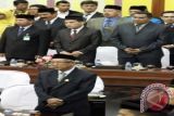 Sejumlah tamu dan undangan menyanyikan Shalawat Badar pada pembukaan acara Rapat Paripurna Istimewa ke II di gedung DPRK Aceh Utara. Kamis (16/1). Pemerintah Aceh mulai menggalakkan  Shalawat Badar yang di lanjutkan menyanyikan lagu kebangsaan Indonesia Raya pada setiap acara resmi pemerintah untuk mengharapkan keberkataan wujud implementasi penegakkan Syariat Islam. ANTARA FOTO/Rahmad/ss/pd/13