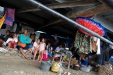 Korban banjir mengungsi di kolong jembatan Pantura yang menghubungkan Kudus-Demak di Tanggulangin, Jati, Kudus, Jateng, Jumat (31/1). Sejumlah korban banjir mengaku memilih mengungsi di kolong jembatan karena lebih dekat dengan rumah. ANTARA FOTO/ Andreas Fitri Atmoko/ss/pd/14