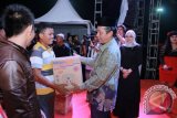 Wakil Wali Kota Jambi Abdullah Sani memberikan bingkisan ke anak-anak pada Malam Tahun Baru 2014