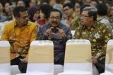 Jakarta (Antara Jatim) - Gubernur Sulsel Syahrul Yasin Limpo berbincang dengan Gubernur Jatim Soekarwo (tengah) dan Gubernur Jabar Ahmad Heryawan (kanan) saat menghadiri penandatanganan Komitmen Bersama Peningkatan Akuntabilitas Keuangan Negara di Jakarta, Rabu (22/1). Komitmen diteken oleh sejumlah kementerian antara lain Menko Perekonomian Hatta Rajasa, Kepala UKP4 Kuntoro Mangkusubroto, Mendagri Gamawan Fauzi, Menteri Pendayagunaan Aparatur Negara dan Reformasi Birokrasi Azwar Abubakar, dan Menteri BUMN Dahlan Iskan. ANTARA FOTO/Prasetyo Utomo/mes/14