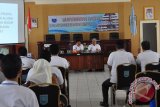 Martapura, 3/1 - Ketua Dewan Pimpinan Daerah Himpunan Alumni Institut Pertanian Bogor (IPB) Provinsi Kalsel  periode 2009-2013 Ir H Nasrun Syah, MP yang juga merupakan Sekda Kab. Banjar memimpin Musda pemilihan pengurus alumni masa bakti 2014-2018 di aula Barakat, Martapura, Sabtu (28/12).Pada Musda Himpunan Alumni IPB Provinsi Kalsel kali ini terpilih Ir Totok Dewanto sebagai Ketua dan sebagai Wakilnya adalah mantan Kepala Dinas Kehutanan Kab Banjar Ir Bambang Eko. Ir H Nasrun Syah MP periode ini dipilih menjadi pembina Himpunan Alumni IPB Provinsi Kalsel beserta Ir H Maskamian Anjam MM, Ir H M Sabri Madani MM dan Dr H Isra.(Foto Antara/humas)