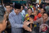 ANTARA Jambi - Gubernur Jambi Hasan Basri Agus menyamalami warga yang menjadi korban banjir di Desa Pintas Tuo, Kecamatan Muaro Tabir, Kabupaten Tebo, Kamis (16/1). Dalam kunjungan itu, Gubernur menyerahkan bantuan dana sebesar Rp300 juta dan ratusan paket sandang dan pangan. (ANTARA FOTO/Ist)