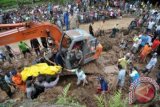 Petugas gabungan mengevakuasi jenazah korban bencana tanah longsor di Dusun Kopen Desa Ngrimbi, Kecamatan Bareng, Jombang, Jatim, Selasa (28/1). Tim gabungan memutuskan menghentikan sementara proses pencarian tujuh korban tanah longsor yang masih belum ditemukan, karena terkendala cuaca, setelah berhasil mengevakuasi tujuh korban lainya. ANTARA FOTO/Syaiful Arif/wra/14