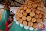 Abdi dalem membuat gunungan di Bangsal Magangan, Kraton Yogyakarta, Senin (13/1). Gunungan untuk prosesi Grebeg Maulud itu akan dilaksanakan pada Selasa (14/1). ANTARA FOTO/Noveradika/nym/2014.