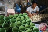Chandra bersiap melakukan proses pembakaran keramik dengan menggunakan elpiji ukuran 12 kilogram di sentra perajin keramik di kelurahan Dinoyo, Malang, Jawa Timur, Jumat (3/1). Naiknya harga elpiji 12 kilogram membuat ongkos produksi keramik membengkak hingga 50 persen. ANTARA FOTO/Ari Bowo Sucipto/nym/2014.