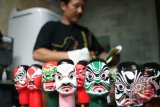 Seorang perajin menyelesaikan pengerjaan satu set wayang Potehi di Tulungagung, Jawa Timur, Selasa (21/1). Hasil kerajinan tersebut kini makin diminati masyarakat terutama menjelang pergantian tahun pada kalender China atau Imlek dan dijual seharga Rp 50 juta - Rp 75 juta per set. ANTARA FOTO/Sahlan Kurniawan/ss/nz/14.