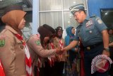 Kepala Staf Angkatan Laut (KASAL), Laksamana TNI Marsetio (kanan) menyalami sejumlah anggota Pramuka saat tiba di Lanud Supadio, Kabupaten Kubu Raya, Kalbar, Rabu (1/1). KASAL tiba di Pontianak untuk menjalani sejumlah agenda yaitu menerima penganugerahan gelar kehormatan &lsquo;Pangeran Niti Lodaya Samudera&rsquo; dari Raja Mempawah dan meresmikan rumah dinas prajurit TNI AL di Pangkalan TNI AL (Lanal) Pontianak. ANTARA FOTO/Jessica Helena Wuysang/14