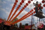 Sejumlah umat Konghuchu melakukan pemasangan lampion, di halaman Klenteng Tjoe Tik Kiong, yang berada di Jalan Lombok Kelurahan Trajeng, KPanggung Rejo, Pasuruan, Jatim, Minggu (26/1). Pemasangan lampion tersebut dilakukan umat Tionghoa, untuk memeriahkan jelang perayaan Tahun Baru Imlek. ANTARA FOTO/Adhitya Hendra/EI/wra/14.