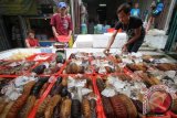 Pedagang menata makanan laut Haisom atau Tripang jelang perayaan Tahun Baru Imlek di kawasan Petak sembilan, Jakarta, Selasa (28/1). Haisom atau Tripang merupakan salah satu makanan khas Imlek yang akan disajikan ketika perayaan Tahun Baru China. ANTARA FOTO/M Agung Rajasa/Koz/mes/14.