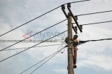 Pamekasan (Antara Jatim)-Warga menyambung kabel listrik tanpa pengaman yang putus akibat diterjang puting beliung, di Desa Badung, Proppo, Pamekasan, Selasa (14/1). Tindakan tersebut dapat membahayakan keselamatan dirinya. FOTO Saiful Bahri/14/Chan.
