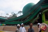 Warga menyaksikan masjid Jami At-Taqwa yang roboh akibat gempa berkekuatan 6,2 SR di Desa Kranggan, Pekuncan, Banyumas, Jateng, Sabtu (25/1). Informasi sementara yang diperoleh pasca terjadinya bencana gempa tersebut mengakibatkan sebuah masjid dan puluhan rumah ambruk. ANTARAFOTO/Idhad zakaria/ed/Spt/14.