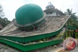 Kubah masjid Jami At-Taqwa roboh akibat gempa berkekuatan 6,2 SR di Desa Kranggan, Pekuncan, Banyumas, Jateng, Sabtu (25/1). Informasi sementara yang diperoleh pasca terjadinya bencana gempa tersebut mengakibatkan sebuah masjid dan puluhan rumah ambruk. ANTARAFOTO/Idhad zakaria/ed/Spt/14.