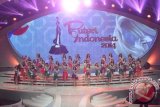 Para finalis Puteri Indonesia bersiap mengikuti malam final di Jakarta, Rabu (29/1). Sebanyak 38 finalis mengikuti pemilihan final itu untuk menjadi Puteri Indonesia 2014. ANTARAFOTO/FANNY OCTAVIANUS/ama/14