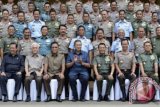 Presiden Susilo Bambang Yudhoyono (tengah) berfoto bersama Panglima TNI Jenderal TNI Moeldoko (ketiga kanan), Kapolri Jenderal Polisi Sutarman (kedua kanan), KSAD Jenderal TNI Budiman (kanan), Menko Polhukam Joko Suyanto (ketiga kiri), Menko Perekonomian Hatta Rajsa (kedua kiri), Menko Kesra Agung Laksono (kiri) dan sejumlah perwira tinggi seusai memberikan pengarahan dalam Rapim TNI Polri di Auditorium Perguruan Tinggi Ilmu Kepolisian (PTIK) Jakarta, Kamis (9/1). Rapim tersebut mengambil tema TNI dan Polri siap mengamankan Pemilu tahun 2014. ANTARA FOTO/Prasetyo Utomo