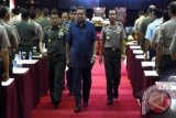 Presiden Susilo Bambang Yudhoyono (tengah) berjalan bersama Panglima TNI Jenderal TNI Moeldoko (kiri) dan Kapolri Jenderal Polisi Sutarman (kanan) saat Rapim TNI dan Polri di Auditorium Perguruan Tinggi Ilmu Kepolisian (PTIK) Jakarta, Kamis (9/1). Rapim tersebut mengambil tema TNI dan Polri siap mengamankan Pemilu tahun 2014. ANTARA FOTO/Prasetyo Utomo
