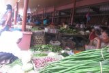 :  Seorang pedagang (kanan) melayani pembeli sayur di Pasar Horas Pematang Siantar, Kamis (2/1). Harga sayur mayur di pasar tradisional itu mengalami lonjakan sejak beberapa menjelang Tahun Baru 2014 hingga sekarang ini. (Foto Antarasumut/Waristo)