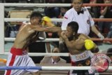 Yohanes Yordan (kanan) mengarahkan pukulan ke Willem Reyk dalam perebutan sabuk Kapolda Kalbar kelas 63,5 Kg yang digelar di GOR Pangsuma, Pontianak, Kalbar, Sabtu (18/1) malam. Yohanes Yordan merupakan adik kandung Juara Dunia Kelas Ringan IBO, Daud Yordan, berhasil menang angka dalam pertarungan empat ronde tersebut. ANTARA FOTO/Sheravim/jhw/Spt/14