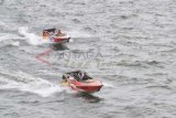 Magetan (Antara Jatim) - Sejumlah wisatawan menaiki speedboat sewaan mengelilingi Telaga Sarangan, Magetan, Rabu (1/1). Speedboat yang disewakan dengan tarif Rp50 ribu untuk sekali mengelilingi telaga tersebut merupakan salah satu daya tarik wisata di Telaga Sarangan. FOTO Siswowidodo/14/Oka.