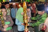 Walikota Pontianak,Sutarmidji menyerahkan piala kepada juara I MTQ ke 25 Kota Pontianak. Musabaqah Tilawatil Quran (MTQ) ke-25 Tingkat Kota Pontianak sukses digelar. Ajang perlombaan bagi qori dan qoriah serta cabang-cabang lainnya ini mengantarkan Kecamatan Pontianak Utara sebagai juara umum menyisihkan lima kecamatan lainnya.(Foto Antara Kalbar / Andi Lala)