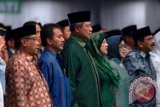 Presiden Susilo Bambang Yudhoyono (ketiga kiri) didampingi Ibu Ani Yudhoyono (ketiga kanan), Menpora, Roy Suryo (kedua kiri), Ketua Umum PBNU Said Aqil Siroj (kiri), dan Gubernur Jatim Soekarwo (kanan) menghadiri peringatan hari lahir Gerakan Pemuda Ansor (GP Ansor) ke-80 di Surabaya, Jatim, Sabtu (4/1) malam. Harlah GP Ansor ke-80 tersebut bertemakan 'Berkhidmat Membangun Negeri'. ANTARA FOTO/M Risyal Hidayat


