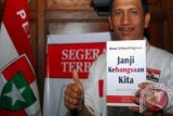 Sekjen Perhimpunan Pergerakan Indonesia (PPI) I Gede Pasek Suardika menunjukkan buku karya Anas urbaningrum saat diluncurkan di Kantor PPI di Jakarta, Jumat (17/1). Buku kumpulan esai sosial politik karya Anas Urbaningrum tersebut berjudul "Janji Kebangsaan Kita". ANTARAFOTO/ Ujang Zaelani/wra/14