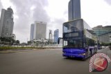 Bus tingkat pariwisata melintas di Jalan Thamrin usai peresmian bus tersebut di Bundaran HI, Jakarta, Kamis (16/1). Bus pariwisata asal Cina tersebut memiliki 62 kursi yang terdiri dari 20 kursi di bawah dan 40 kursi di atas serta dua kursi untuk penyandang disabilitas, rencananya akan beroperasi melayani wisatawan secara gratis pada awal Februari. ANTARA FOTO/Zabur Karuru