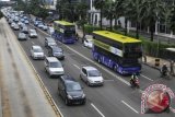 Bus tingkat pariwisata melintas di Jalan Thamrin, Jakarta, Kamis (16/1). Bus pariwisata asal Cina tersebut memiliki 62 kursi yang terdiri dari 20 kursi di bawah dan 40 kursi di atas serta dua kursi untuk penyandang disabilitas yang rencananya akan beroperasi melayani wisatawan secara gratis pada awal Februari. ANTARA FOTO/Zabur Karuru