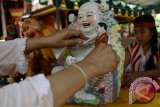 Seorang Umat Budha mencuci patung dewa di Kelenteng Griya Kongco Dwipayana, Denpasar, Bali, Sabtu (25/1). Menjelang Hari Raya Imlek 2565 sejumlah Kelenteng di Denpasar mulai dipersiapkan sebagai pusat persembahyangan dan perayaan Tahun Baru China. ANTARA FOTO/Wira Suryantala/wra/14.